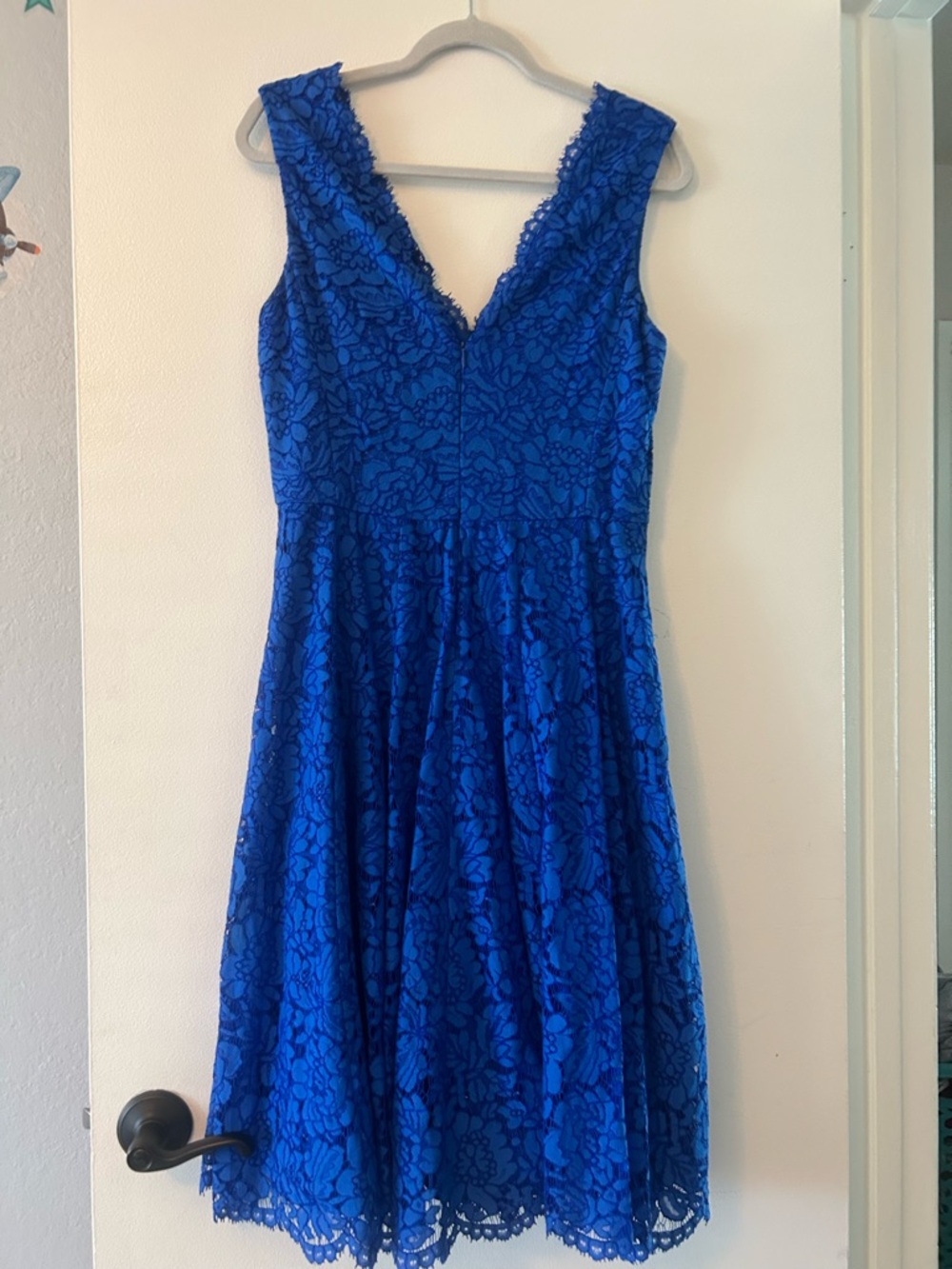 Vera Wang Cobalt Blue Lace V‑Neck Midi Dress - Picture 3 of 4